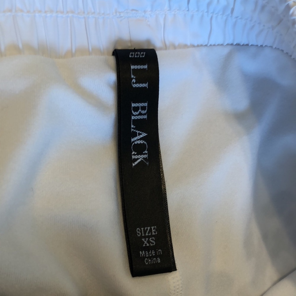Lorna Jane Daisy Fever Run Short ๐โโ๏ธโ - Picture 4 of 9